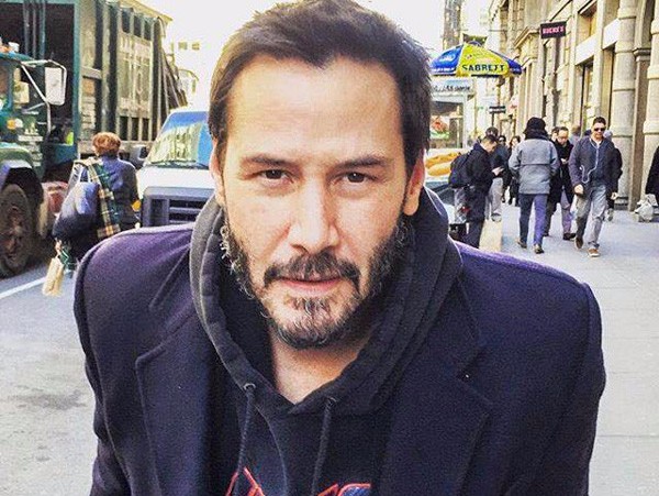 Mesajul emoționant al lui Keanu Reeves: Suntem precum niște Zombie. Ridicați-vă capul din telefonul mobil și priviți în jur!