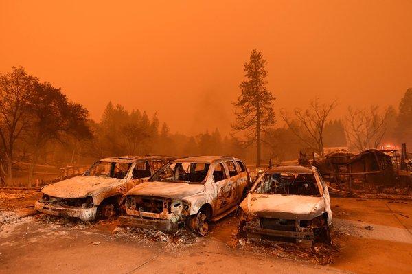 Scene apocaliptice lăsate în urmă de incendiile devastatoare din California. Bilanțul morților a ajuns la 23, unii oameni au murit arși de vii în mașinile lor încercând să fugă