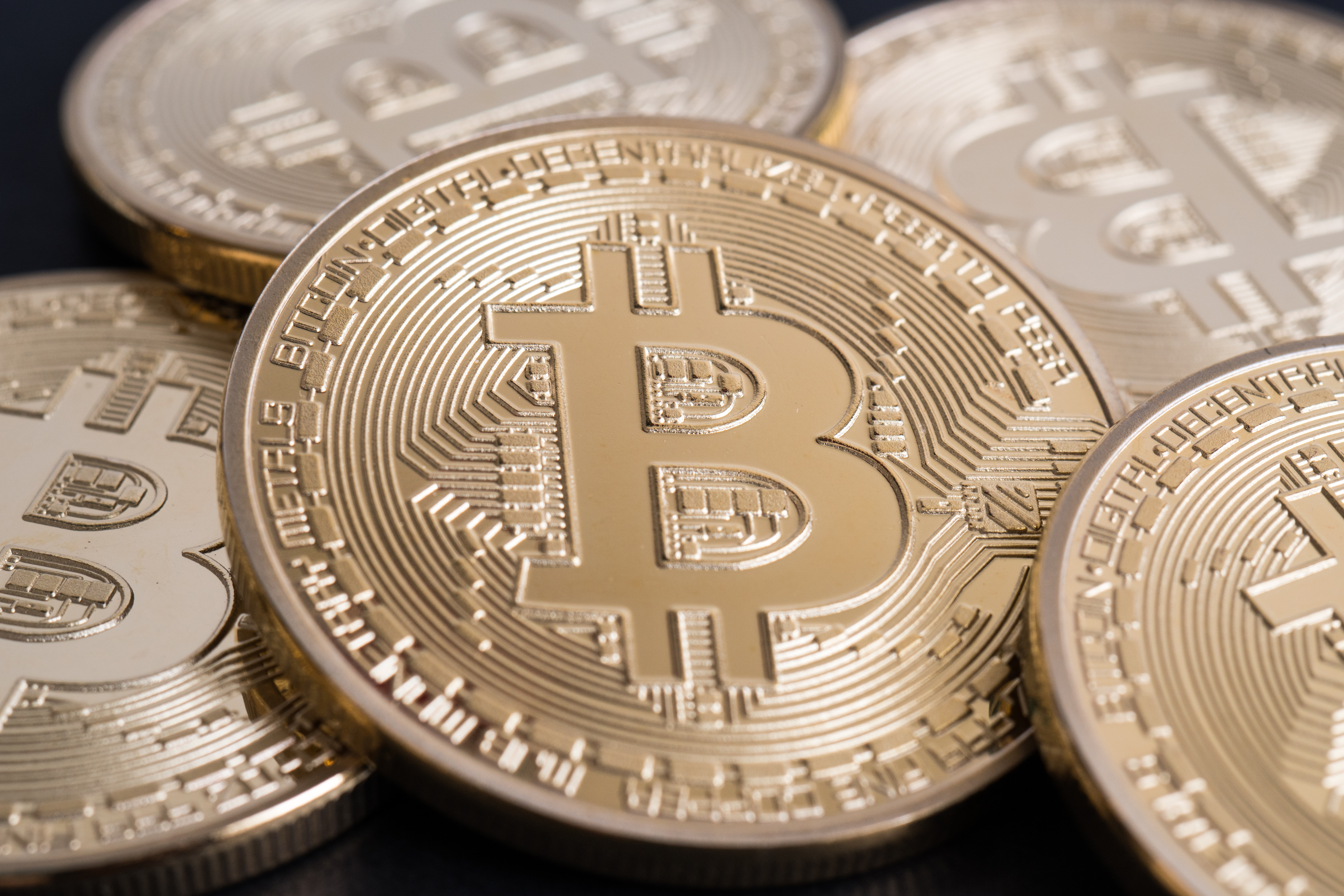Criptomonedele testează răbdarea investitorilor: Bitcoin scade dramatic cu aproape 20%. Piața se prăbușește