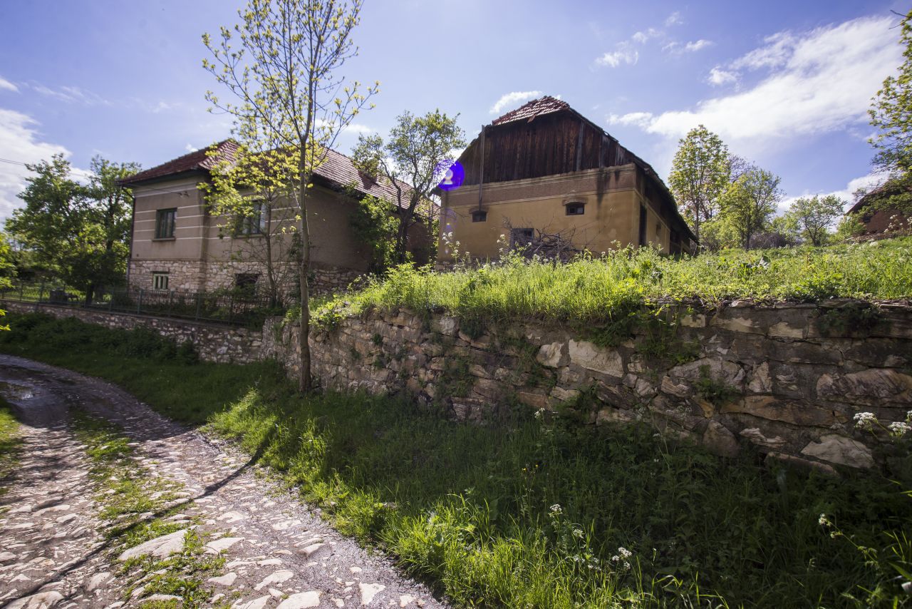 Povestea celui mai ciudat sat din România. Ținutul de poveste cu un singur locuitor și un drum unic in lume