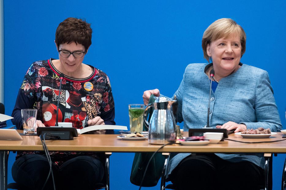PROTEJATA LUI MERKEL. Cine ar putea să preia frâiele de la DOAMNA DE FIER