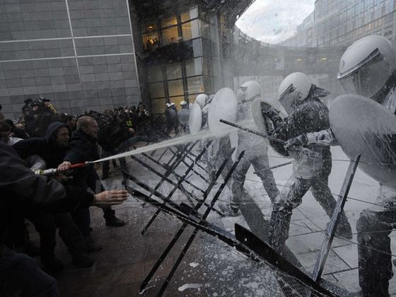 Proteste violente „în inima” Europei: Zeci de persoane au fost reținute după proteste față de prețul la carburanți în Bruxelles