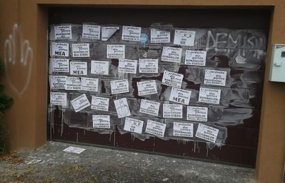 Protest #Rezist la locuința lui Iordache: Zeci de mesaje obscene au fost lipite pe poarta garajului deputatului, după ce acesta a arătat, în Parlament, degetele mijlocii unor membri ai Opoziției
