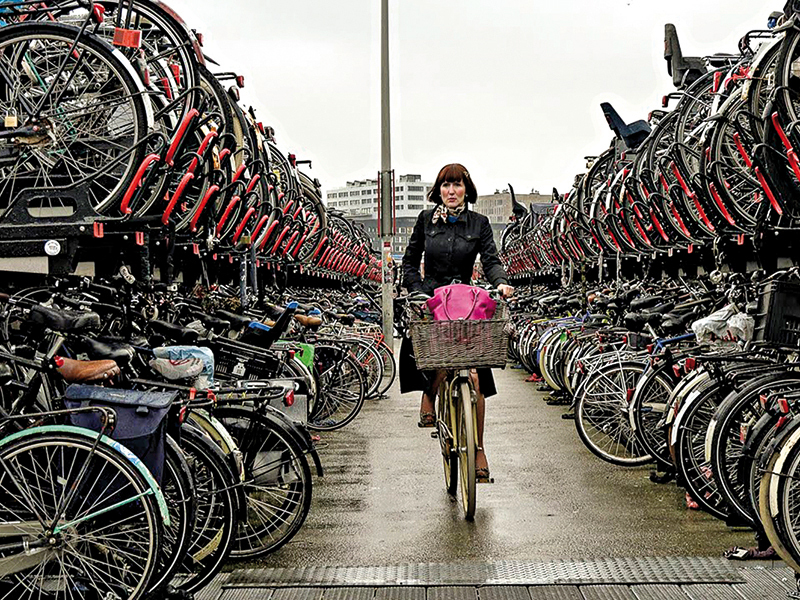 Cum a devenit Amsterdamul raiul bicicliștilor