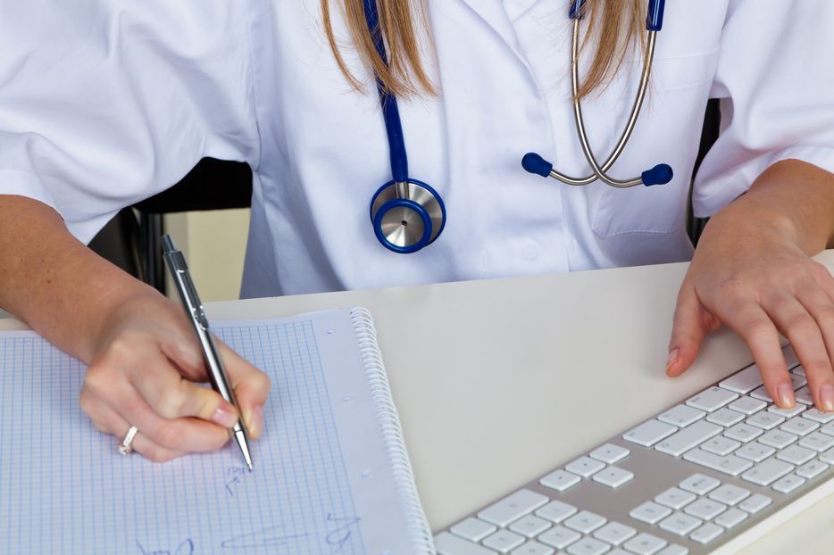 Mii de MEDICI STRĂINI sunt verificați după ce UN FALS PSIHIATRU a fost lăsat să profeseze 22 de ani