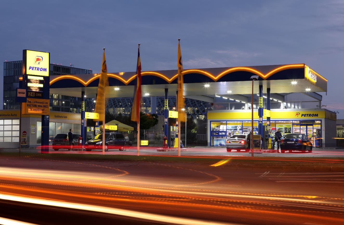 Românii efectuează în jur de 360.000 de tranzacții pe zi într-o stație Petrom. Numărul plăților cu cardul, în creștere cu 50% în 2018