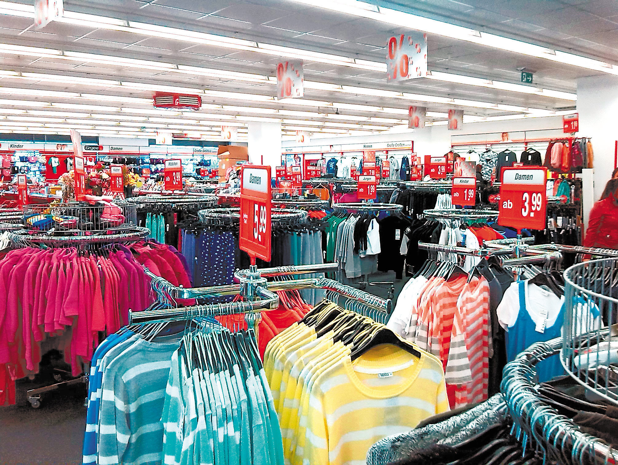 Un retailer de fashion străin cu prețuri mici RUPE TOT și atacă piața cu mega discounturi