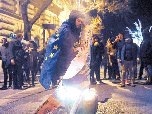 Europa a ERUPT! Proteste fără precedent, zeci de mii de oameni în stradă, capitalele europene sunt răvășite. Cum arată sărăcia în Franța