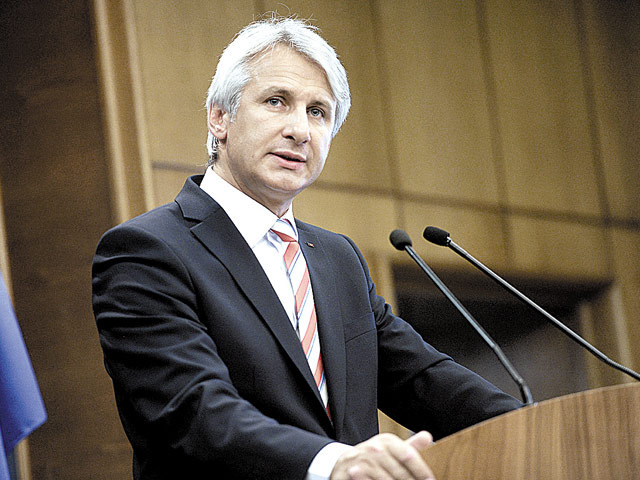 Guvernul s-a răzgândit: Milioane de români rămân deocamdată fără banii de vacanță promiși