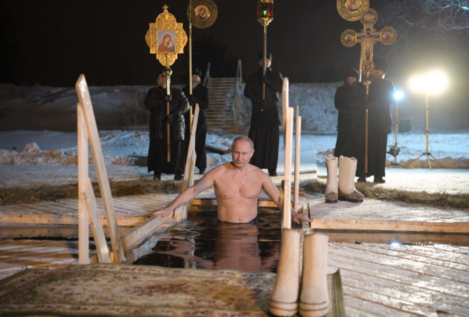 Țara în care calendarul cu Putin este mai popular decât pozele cu vedete locale