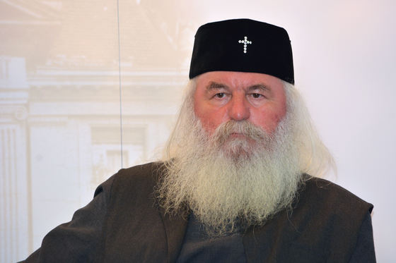 Un șef de consiliu județean a fost pus de Mitropolitul Banatului să promită, după slujbă, că va reabilita două case