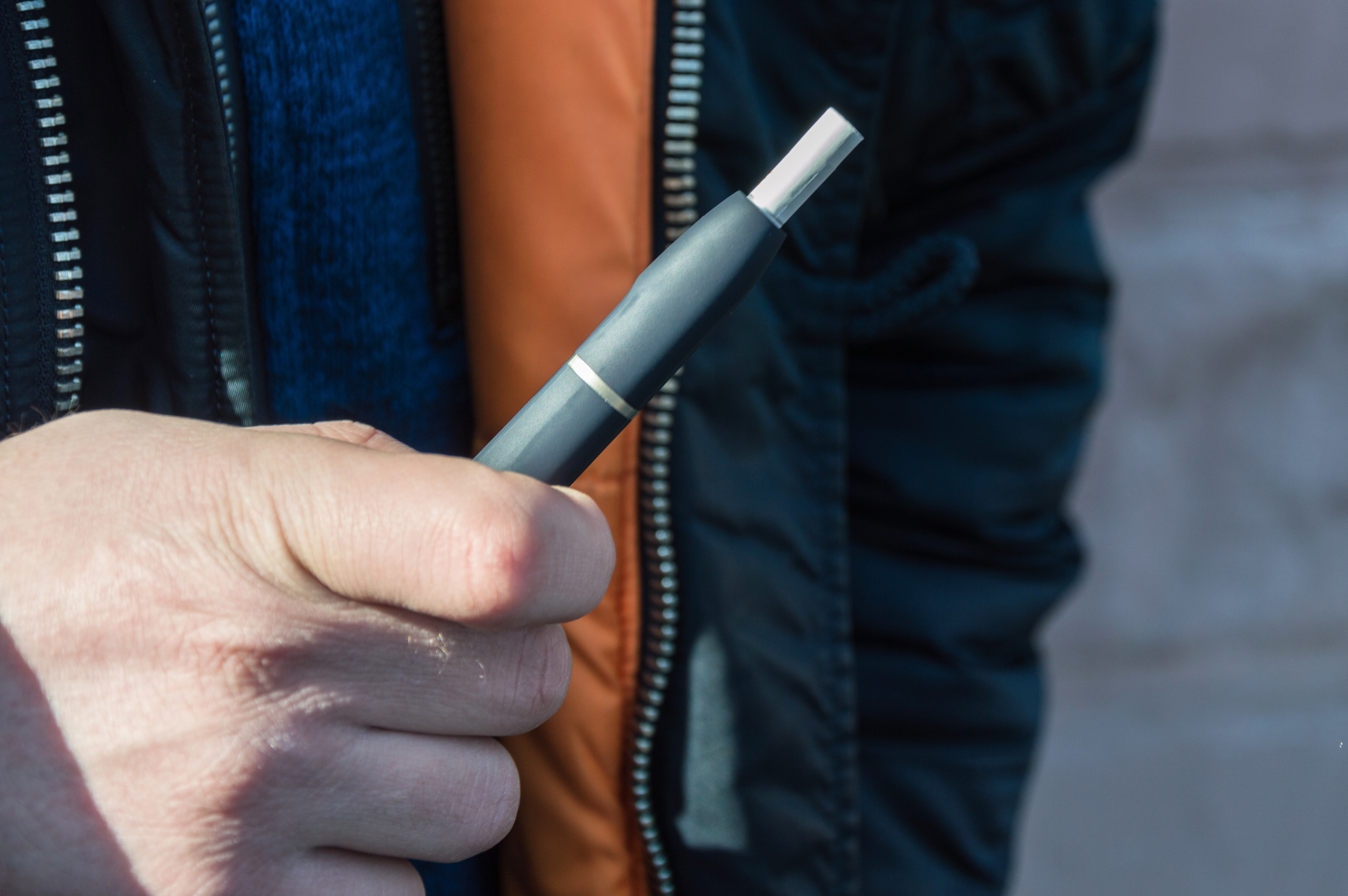 Cum se mai transformă lumea fumătorilor: Philip Morris a lansat și în România două variante noi de IQOS