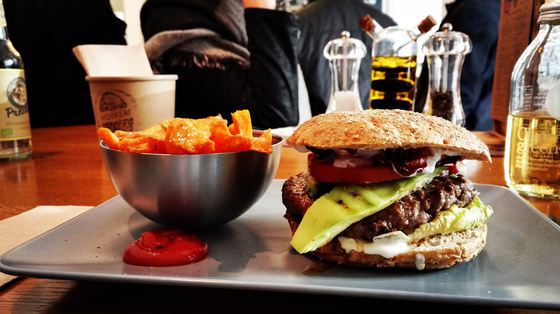 Generozitate de Crăciun: Un mare actor le-a plătit mâncarea tuturor clienților unui local fast food