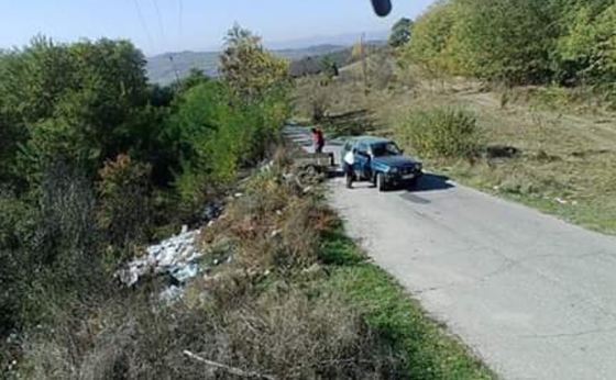 Imagini cu doi șoferi care aruncă gunoi pe marginea drumului, făcute publice de o primărie din Hunedoara. Momentul a fost înregistrat de camerele de supraveghere din localitate