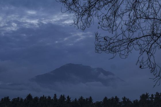Nivel de alertă vulcanică, ridicat în Indonezia, după o serie nouă de erupții. Zborurile, redirecționate