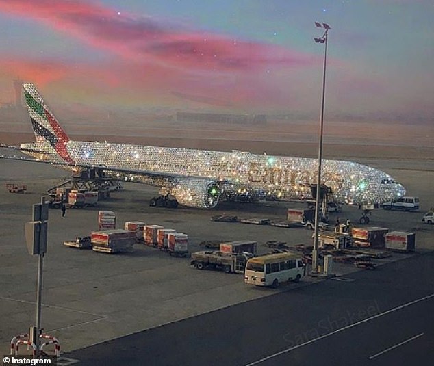 Ce se ascundea în spatele imaginii cu o aeronavă a companiei aeriene Emirates acoperită cu diamante