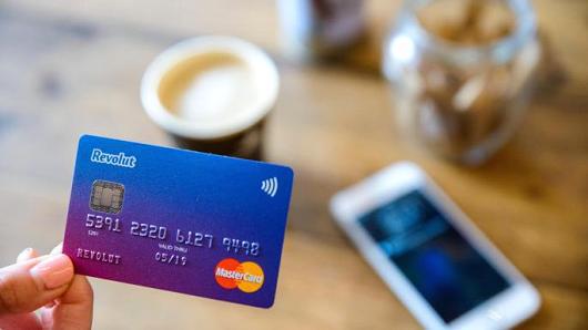 Nervii băncilor încep să fie întinși la maximum: Startup-ul britanic Revolut a primit licență de banking pentru Europa. Ce înseamnă pentru clienți