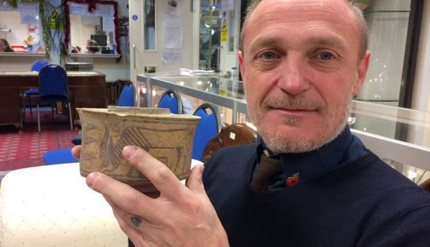 Un bărbat a folosit, fără să știe, un artefact vechi de 4.000 de ani pentru a-și depozita periuța de dinți