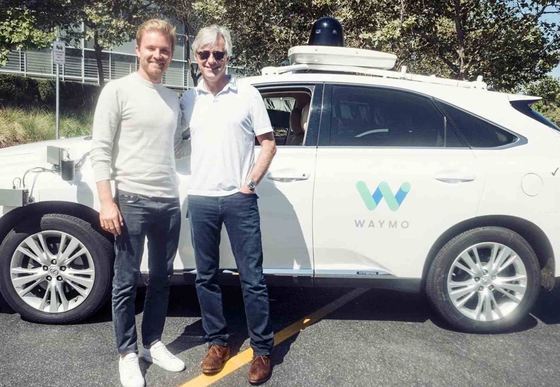 Waymo, companie soră cu Goolge, a lansat un serviciu comercial de taxi fără șofer