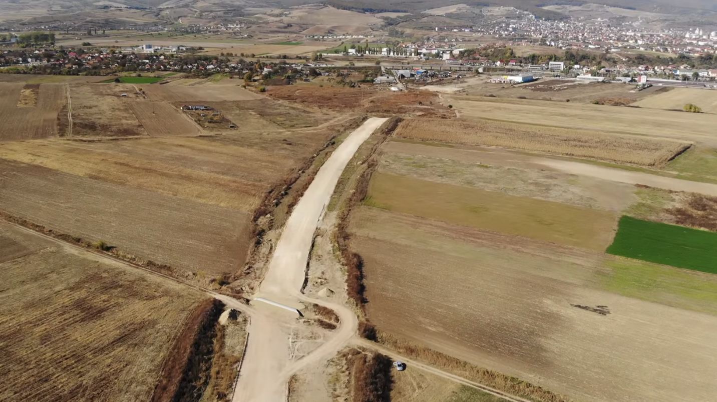Autostrada care s-a blocat într-o GROAPĂ DE GUNOI. Dacă alții au dat de urși sau lilieci, aici, deșeurile 'postdecembriste' au ieșit la suprafață