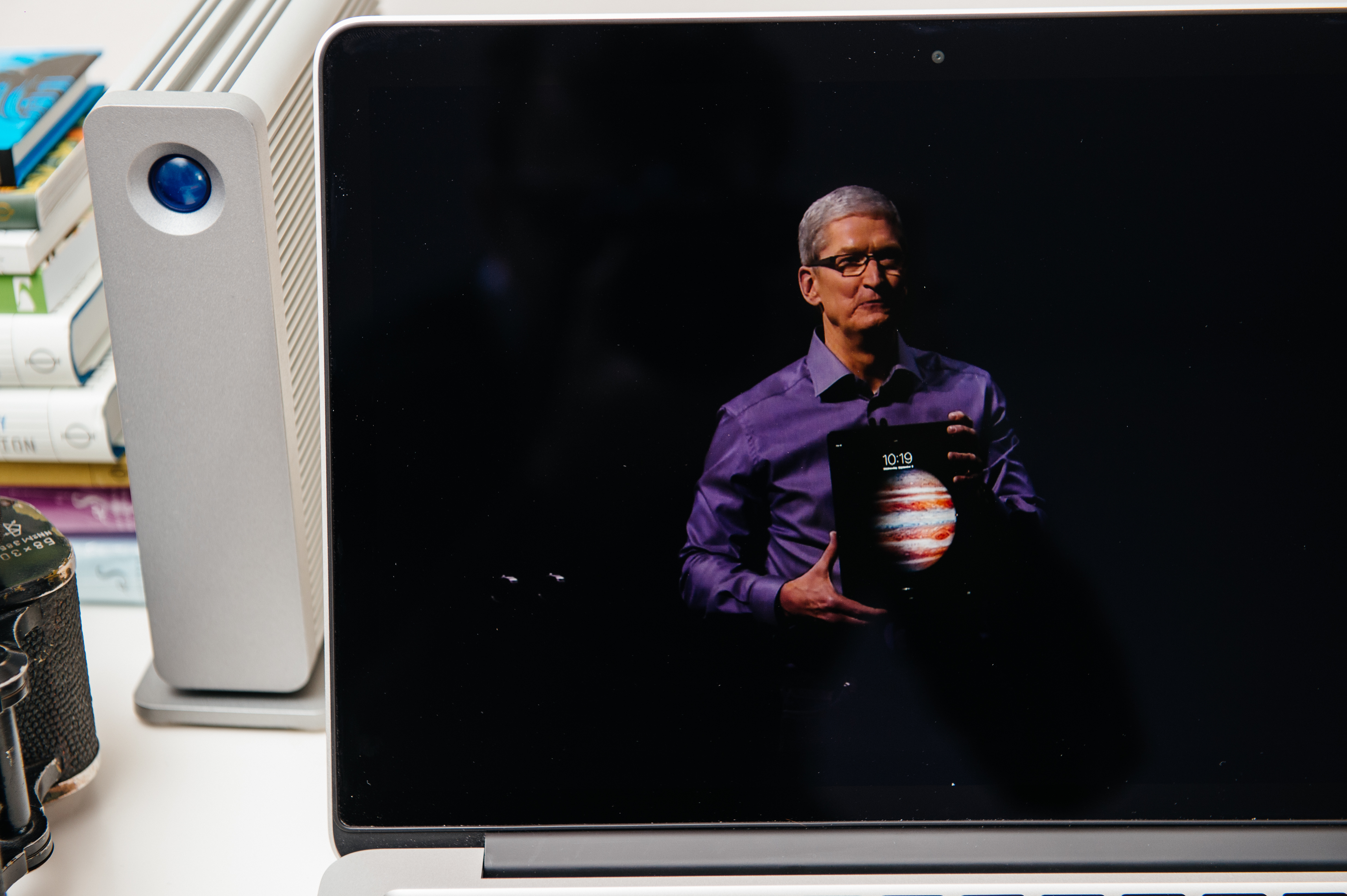 Cum își poate salva Apple supremația: După ce a pierdut 450 de miliarde dolari pe final de an, Tim Cook se uită dincolo de iPhone pentru a da încredere investitorilor