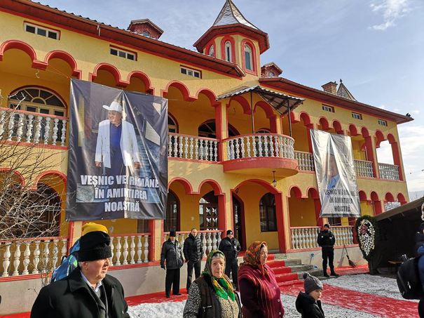 Confetti și flori din partea premierului Dăncilă, la înmormântarea bulibașei din Gilău, cel care a fost înhumat într-un loc controversat