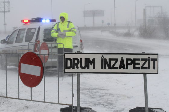 VISCOLUL provoacă probleme în mai multe județe: Drumuri închise și restricții din cauza zăpezii/ Peste 320 de familii din Harghita, fără curent | SITUAȚIA DRUMURILOR