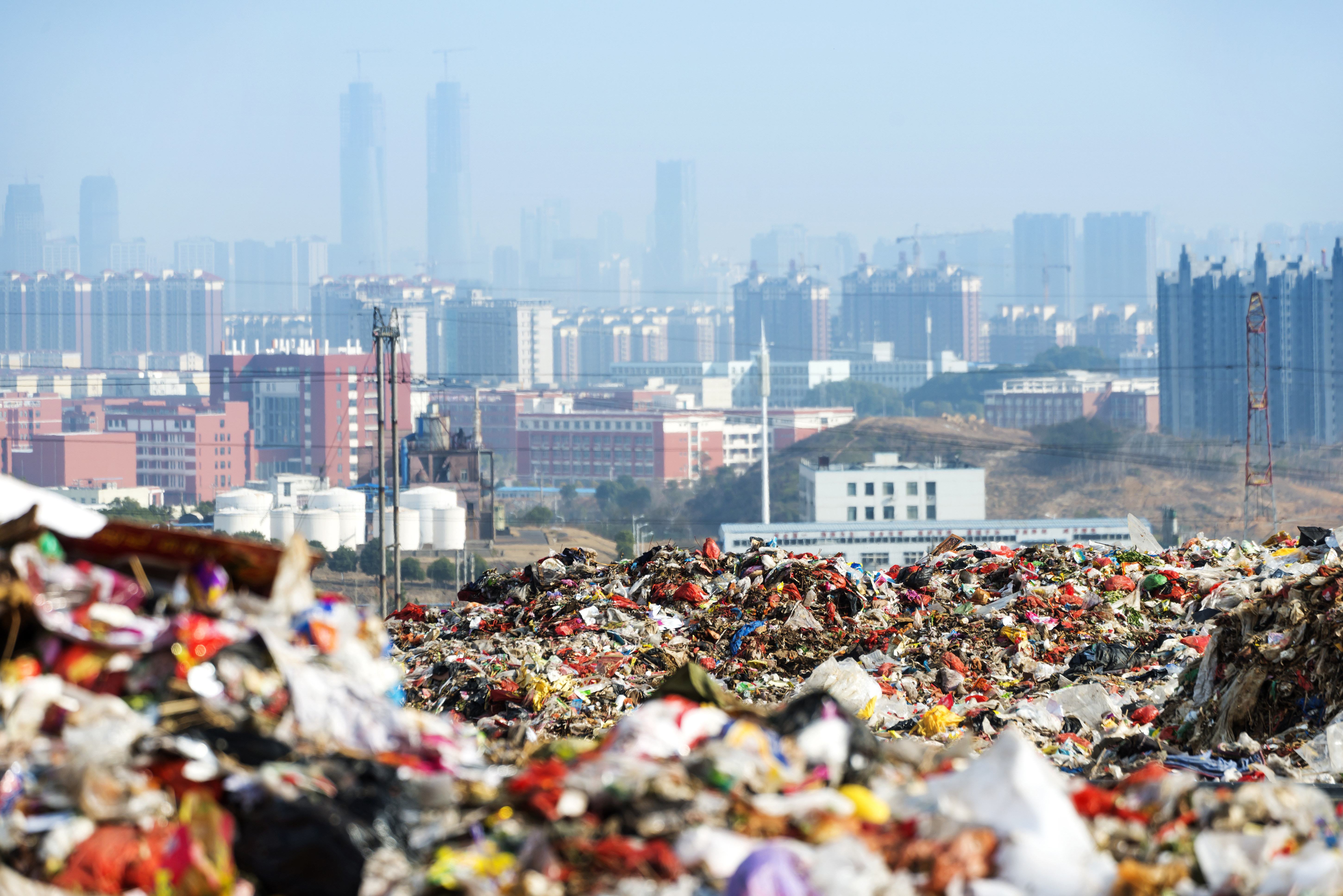 Țara care a importat gunoi de peste 57 de miliarde de dolari. Cum a devenit plasticul folosit un bun cu valoare în comerțul internațional