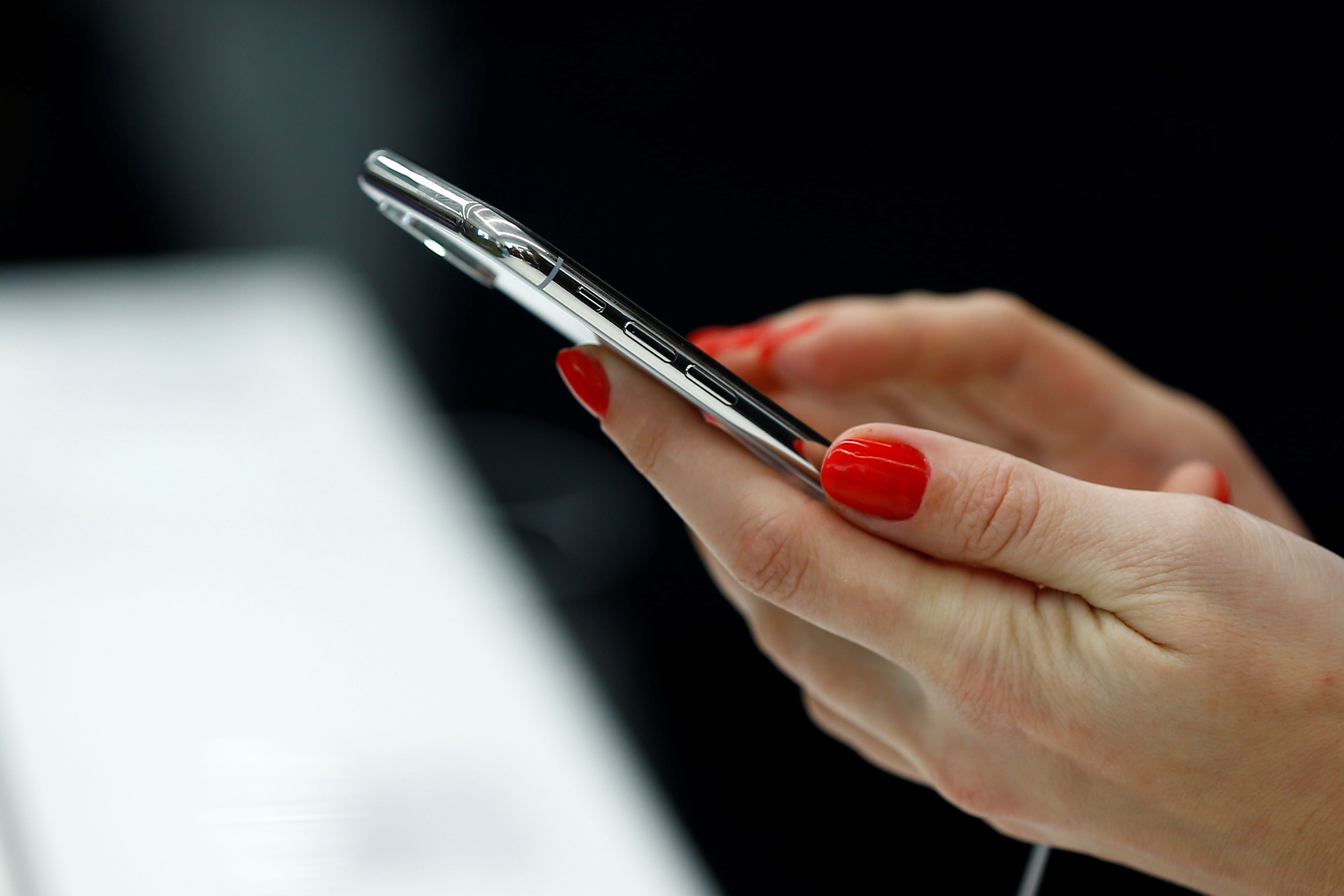 STUDIU: 9 din 10 români vorbesc măcar o dată pe zi la telefonul mobil