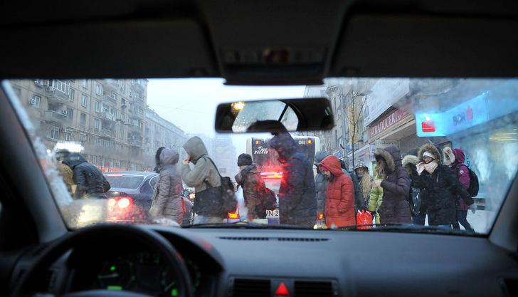 Atenție pe unde mergeți: Polei, vânt și temperaturi de minus 1 - 0 grade în București, până duminică dimineață