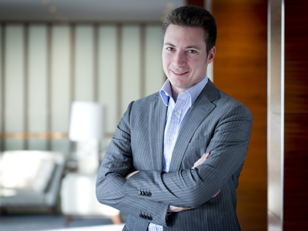 Cum a ajuns fiul unuia dintre CEI MAI MARI ACTORI DIN ROMÂNIA să fie cel mai cunoscut consultant român din mediul de business european