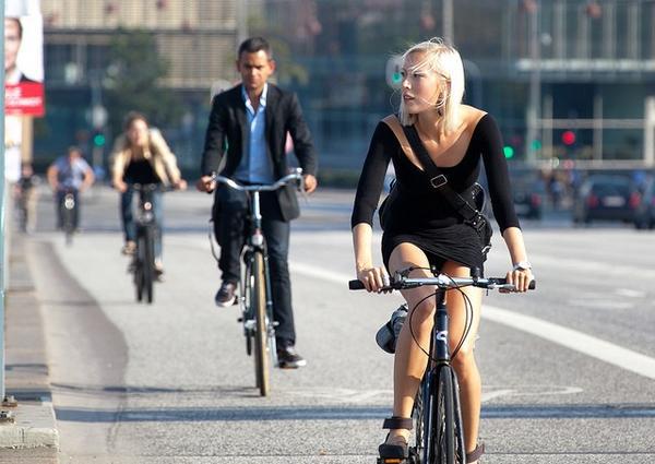 Primești bani, lună de lună, ca să mergi cu bicicleta la serviciu! În ce oraș se oferă suma și în ce condiții