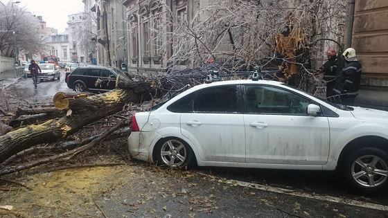 PLOAIA ÎNGHEȚATĂ în Capitală: Pompierii din București și Ilfov au intervenit în peste 1.800 de cazuri. Peste 220 de mașini au fost avariate