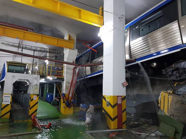 INCIDENT GRAV la metrou: O garnitură a rupt parapetul de protecție, două vagoane au sărit de pe șine. Vatmanul a fost rănit/ Anunțul Metrorex | FOTO