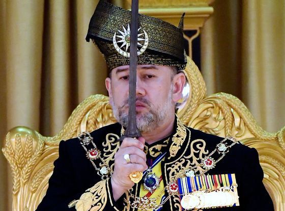 A renunțat la tron. Sultanul Muhammad V al Malaysiei a abdicat pe fondul speculaților că s-ar fi căsătorit cu o fostă miss