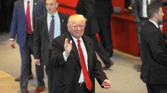 Unul dintre marile MISTERE ale lui Donald Trump, dezvăluit în sfârșit! Iată motivul BIZAR pentru care poartă cravate „gigant”, lungi