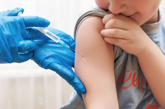 YouTube retrage reclamele de la canalele cu conținut anti-vaccin
