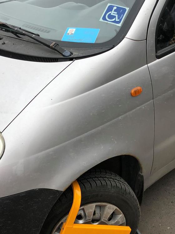 Paznicii unui supermarket din Capitală, acuzați că au blocat roata mașinii unui bătrân cu handicap locomotor/ REACȚIA supermarketului | FOTO