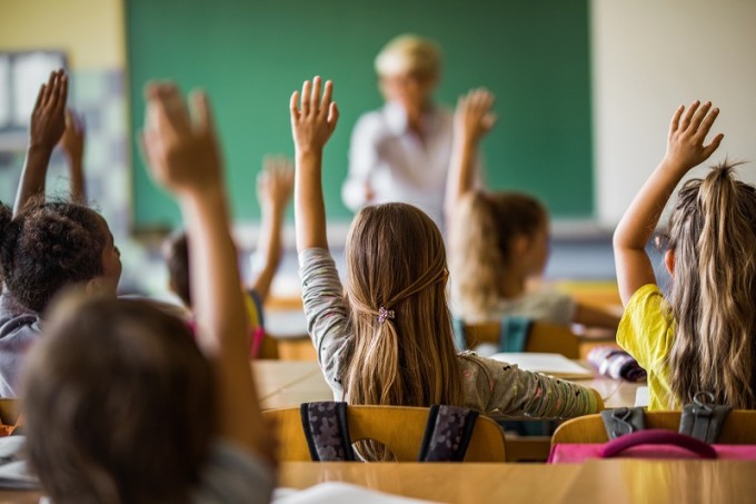 Elev umilit de învățător în fața clasei: “Uitați cât de urât e acest copil”