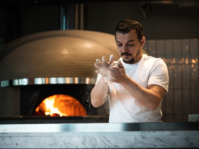 Doi antreprenori au investit 120.000 de euro într-o pizzerie care a devenit în două luni una dintre cele mai cunoscute din Capitală. „Media este de 300 de clienți pe zi.”
