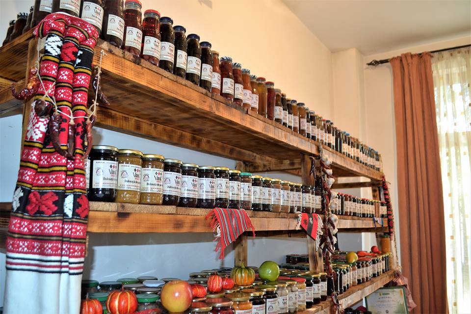 Cristina Nicola, un economist din Arieșeni a ajuns la 100.000 lei cu o afacere cu produse tradiționale pe care le vinde în magazine mici de cartier și în Auchan