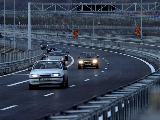 Accident grav pe Autostrada Transilvania: Cinci persoane rănite după ce un microbuz s-a răsturnat - FOTO