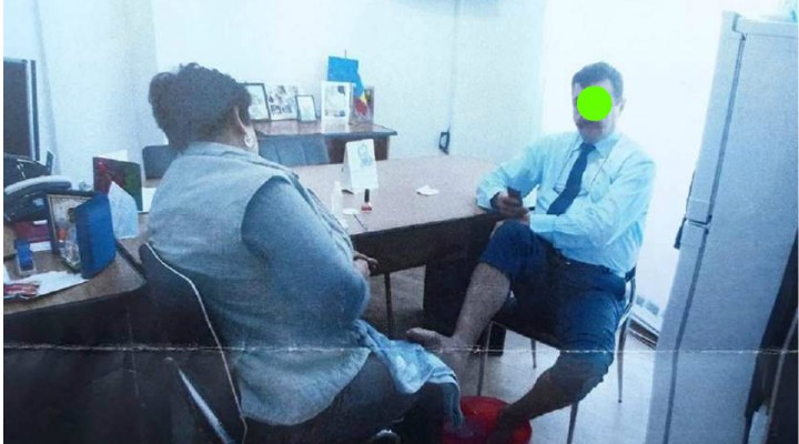 Cum a fost „pedepsit” directorul dintr-o Primărie pozat când femeia de serviciu îl spăla pe picioare