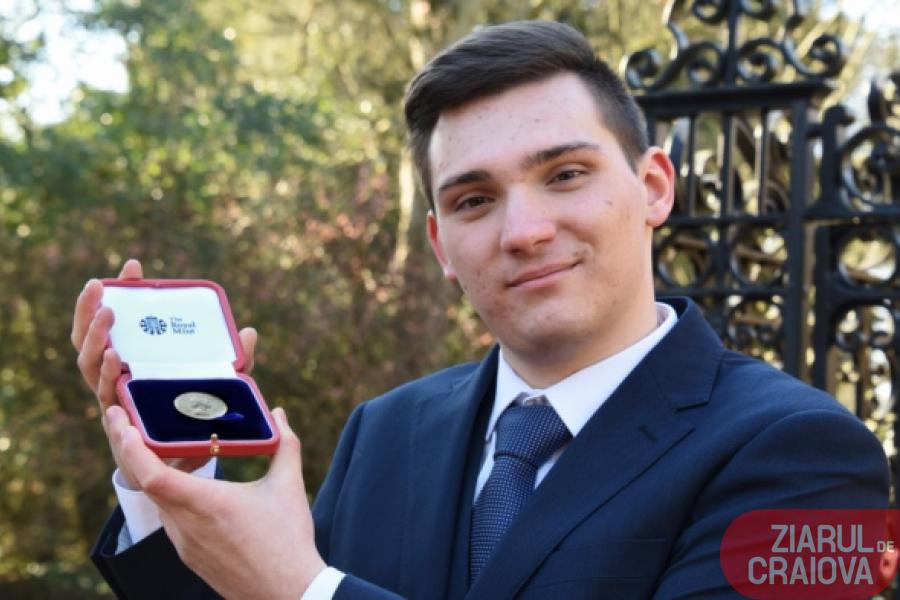 Un tânăr din Ghidici face furori în Marea Britanie, după ce a fost premiat de regina Elisabeta a II-a pentru rezultate excelente la învățătură