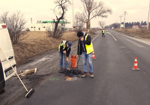 Gropile de pe DN 73, care leagă Bran de Moieciu, „plombate” cu butelia | FOTO