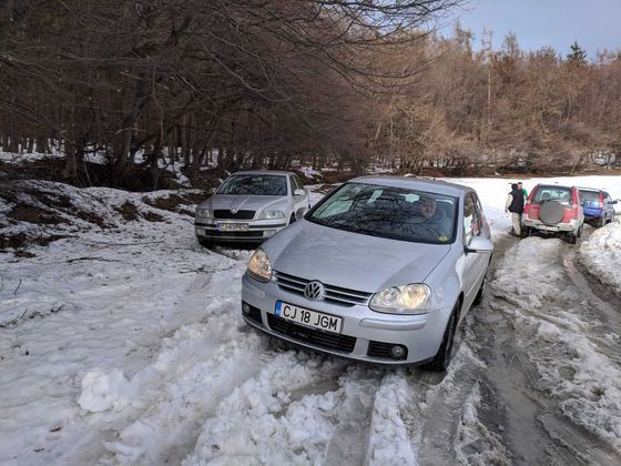 Locuitorii unui sat izolat se întorc împotriva Primăriei pentru că nu a deszăpezit drumul - FOTO