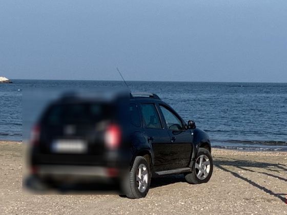 Amendă exorbitantă pentru o șoferiță care și-a permis „luxul” să intre cu mașina pe plajă, în plină iarnă