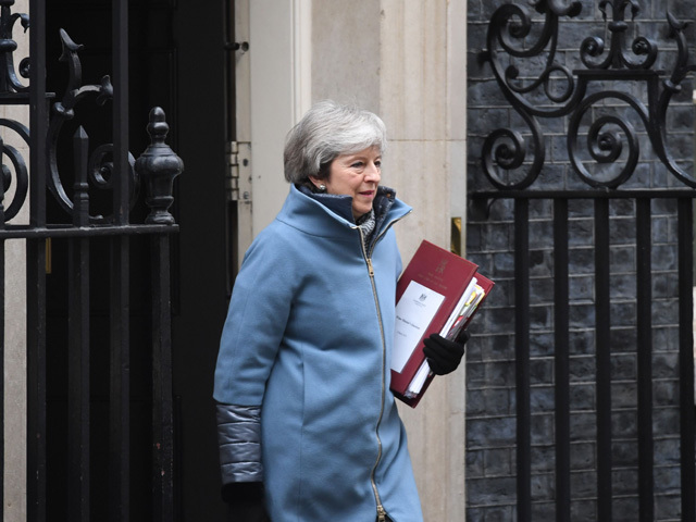 Pregătirile pentru Brexit seamănă cu pregătirile pentru dezastru: oamenii își fac provizii de mâncare și medicamente, companiile își îngheață investițiile, iar guvernul extinde un comand