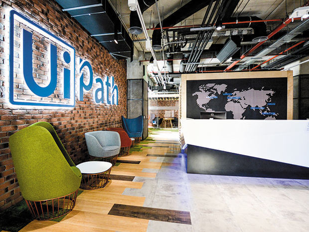 UiPath, cel mai valoros start-up pornit din România, estimează venituri de 500 de milioane de dolari la final de 2019. Compania a investit 500.000 de euro într-un laborator de testare a soluțiilor