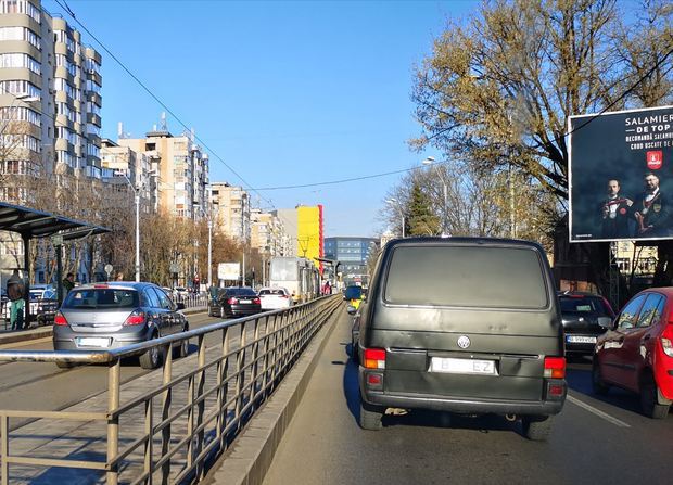 Cum se circulă în București în lipsa camerelor video și a poliției: Șoferii nu țin cont de garduri și depășesc în stațiile de tramvai, pe lângă călători